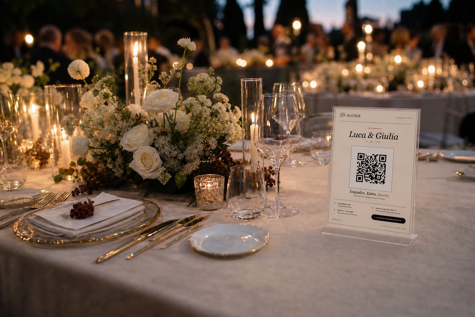 Cartoncino Eccole Foto con QR personalizzato su un tavolo allestito per un matrimonio